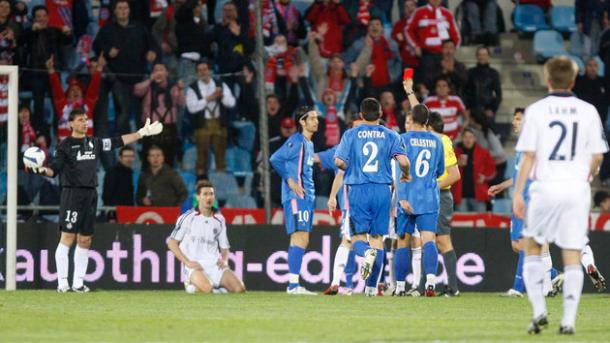 Massimo Busacca muestra la roja directa a De La Red. / Foto: uefa.com