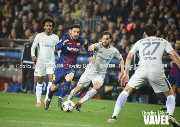 Messi rodeado de futbolistas del Chelsea. Foto: Noelia Déniz, VAVEL.com