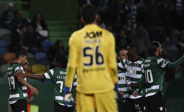 Sporting festeja mientras Silva mira desolado tras el gol. Foto: Carlos Alberto Costa.