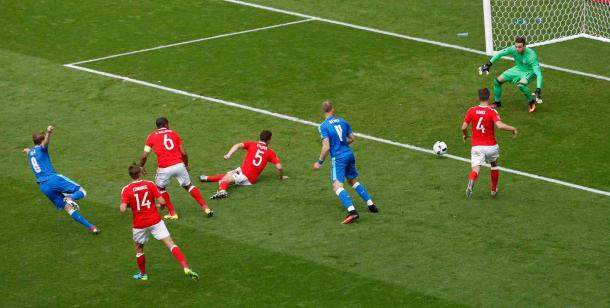 One of very few Slovakian strikes on goal (photo : Getty Images)