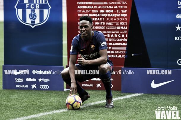 Mina se apresenta no gramado do Camp Nou | Foto: Jordi Valle/VAVEL