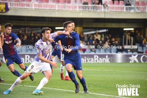 Jaime Mata disputando un balón ante el FC Barcelona 'B' | Foto: Noelia Déniz (Vavel.com)