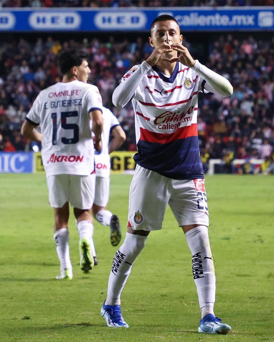 Alvarado celebrando su gol ante Gallos. (Foto: Chivas)