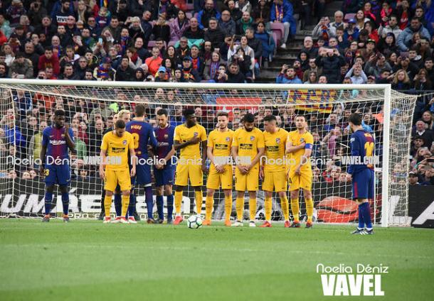 Leo Messi antes de tirar el libre directo del gol ante el Atlético. Foto: Noelia Déniz, VAVEL.com