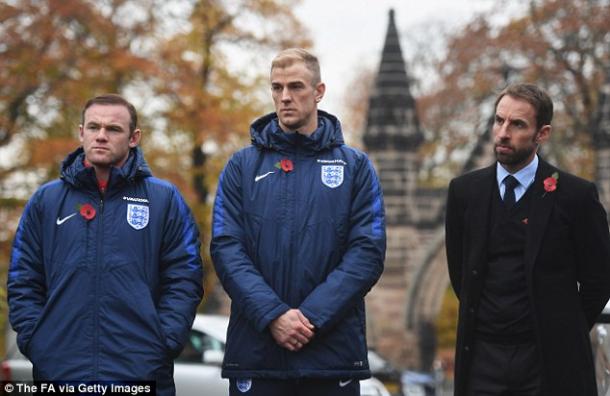 Hart, Rooney y Southgate en el cementerio de Burton. Foto: The FA