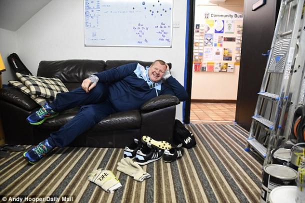 Shaw posando en el sofá donde duerme en las oficinas del club. Foto: Andy Hooper