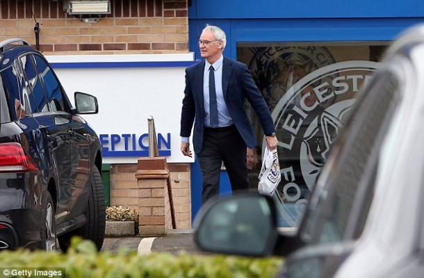Ranieri abandonando la oficina del club con sus pertenencias. Foto: Getty Images