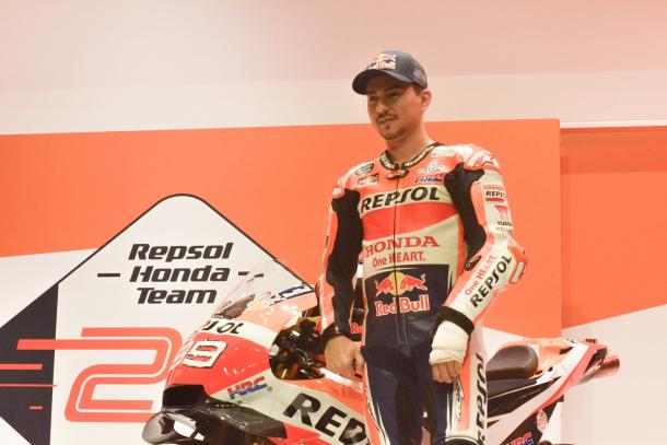 Lorenzo, junto a su nueva moto / Foto: María Viñas