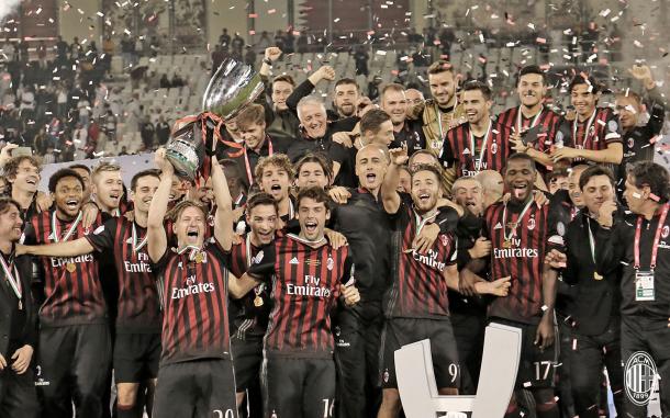 Jugadores y cuerpo técnico levantan el trofeo al cielo qatarí. / Imagen web oficial AC Milán.