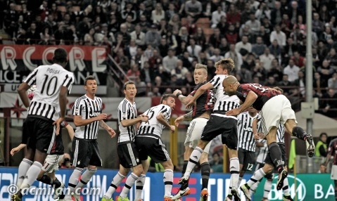 Alex remata un balón frente a la Juventus de Turín. | Foto: acmilan.com
