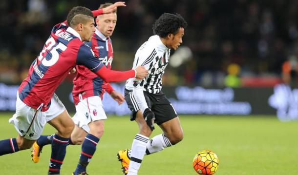 Juan Cuadrado in azione nella gara del Dall'Ara dello scorso campionato. Foto: ANSA