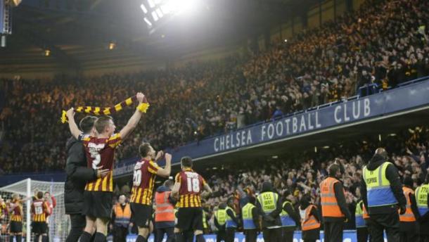 Los jugadores del Bradford celebran la victoria en Stamford Bridge la pasada temproada. Foto: Yahoo news