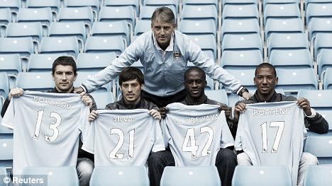 Roberto Mancini junto a sus 'joyas'. Boateng no triunfó en Manchester. | Foto: dailymail.co.uk