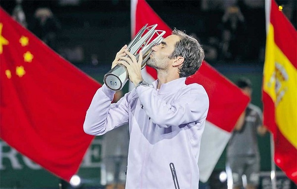 Roger Federer will look to kiss a third trophy, and second in as many years, this week in Shanghai. Photo: Dong Jun/ECNS