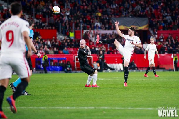 Sergi Gómez controla un balón frente a Stoch | Foto: Juan Miller