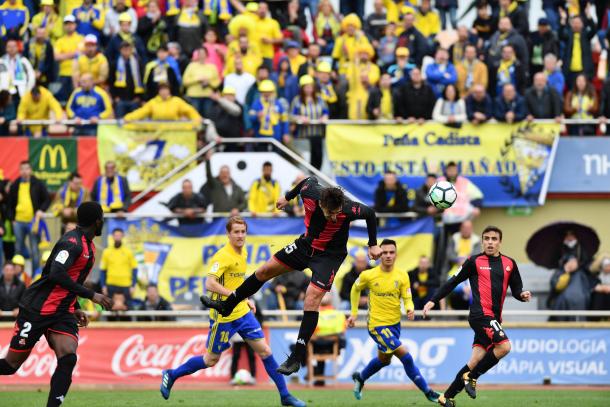 En el fondo, la afición del Cádiz CF en el Estadi Municipal de Reus con su distintivo color amarillo | Foto: CF Reus