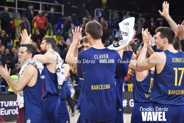 El conjunto recibió una gran ovación de todo el Palau Blaugrana. | Fotografía: Noelia Déniz (VAVEL.com)