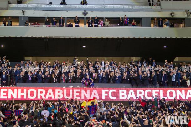 Andrés Iniesta levantando la 30ª Copa del Rey hacia el cielo de Madrid | Foto de Daniel Nieto, VAVEL