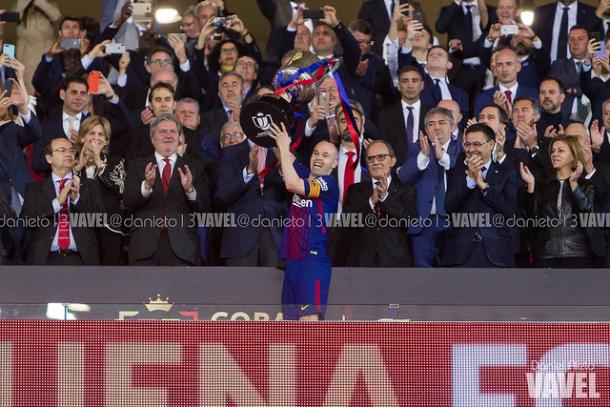 Andrés Iniesta levantando su último título como futbolista del Barça. Foto: Daniel Nieto, VAVEL.com