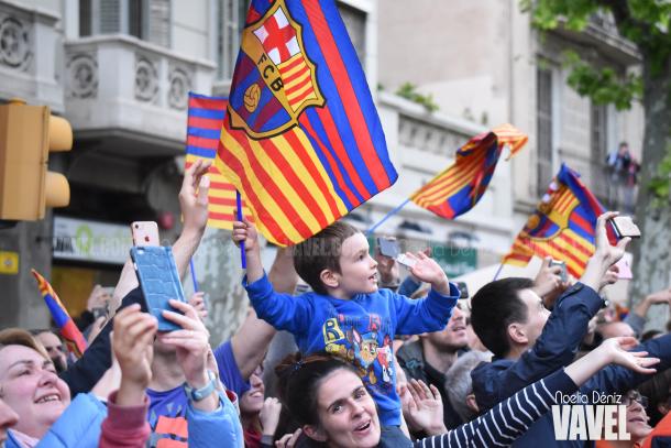 Los aficionados celebrando los éxitos culés en las calles de Barcelona | Foto de Noelia Déniz, VAVEL