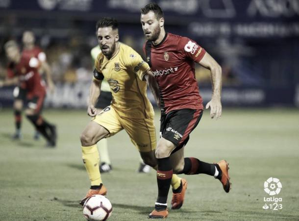 Un jugador mallorquinista tratando de mantener el balón | Fotografía: La Liga