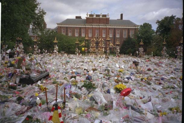 Palacio de Kensington inundado bajo una marea de flores