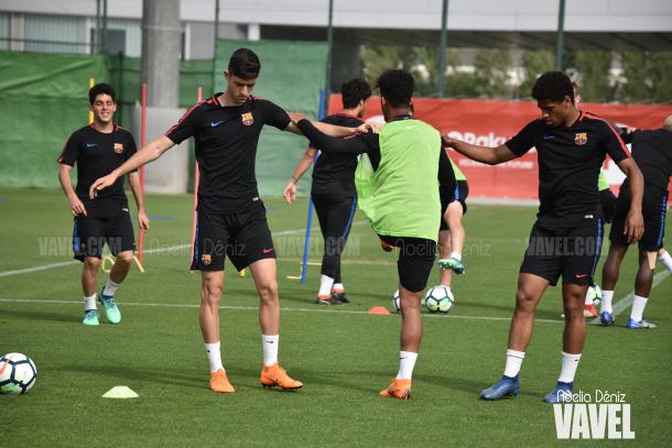 Los jugadores del filial azulgrana ejercitándose en la Ciutat Esportiva Joan Gamper | Foto de Noelia Déniz, VAVEL