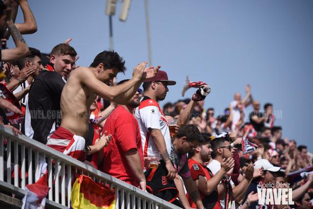 Aficionados del Rayo Vallecano animando a su equipo | Fotografía: Noelia Déniz