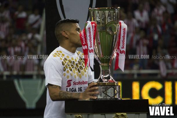 Carlos Salcido con el trofeo de la Liga de Campeones de la CONCACAF / Foto: Fabián Meza | VAVEL