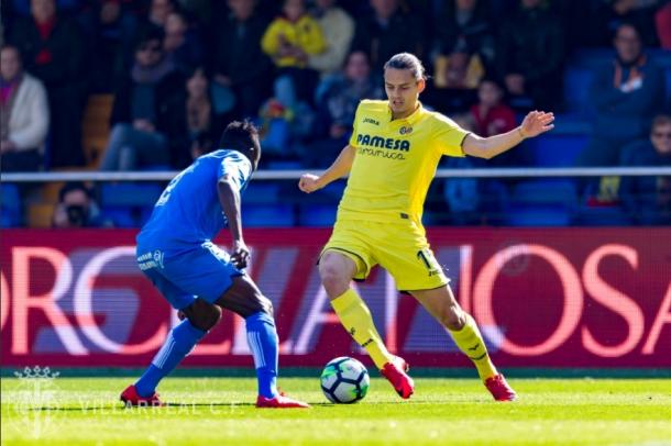 Unal en una jugada  individual frente a Djené // Fuente: Villarreal CF