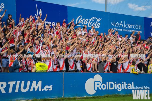 Aficionados del Rayo Vallecano animando a su equipo | Fotografía: Jon Imanol Reino