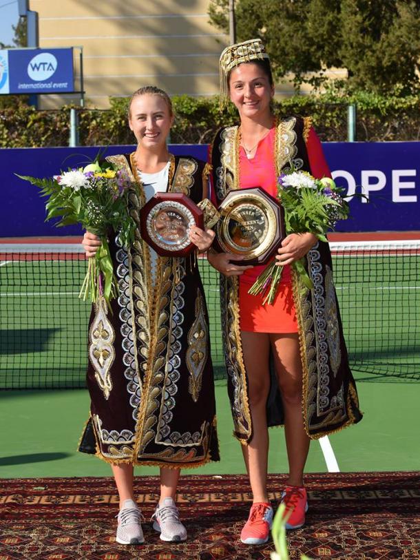 Both finalists pose alongside their respective trophies | Photo: Tashkent Open