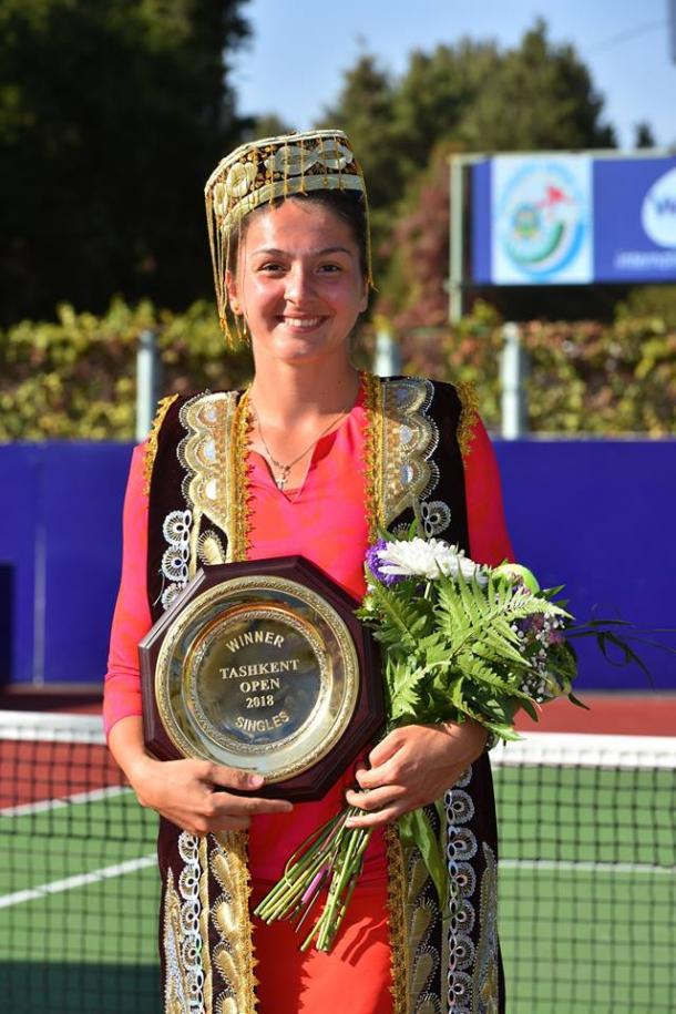 Margarita Gasparyan proudly poses alongside her trophy | Photo: Tashkent Open