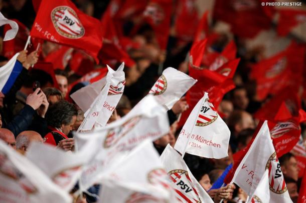 Los aficionados animan con banderas a su equipo en el partido frente al Bayern I Foto. Web Oficial PSV