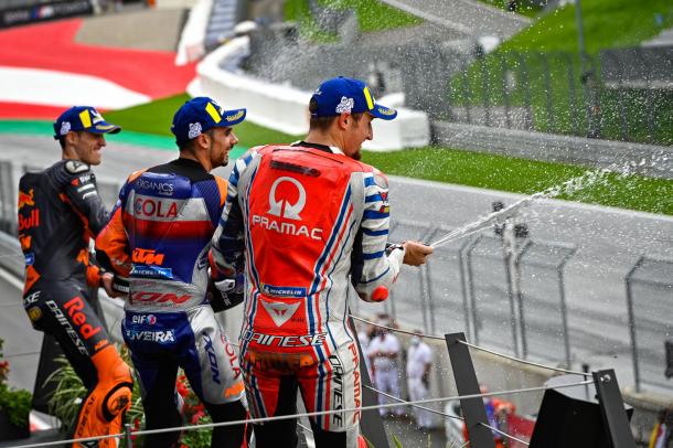 Aún entre tanta polémica, así acabó el podio: Oliveira, Miller, Espargaró. Imagen: MotoGP