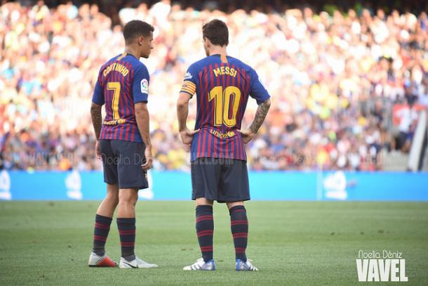 Leo Messi y Coutinho, hablando | Foto: Noelia Déniz - VAVEL