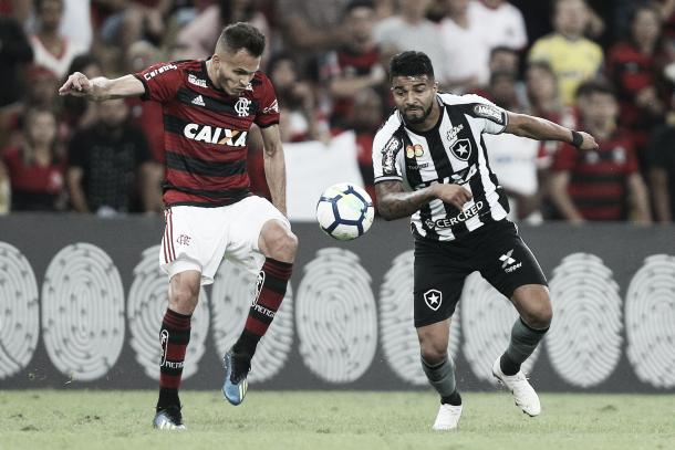 Aguirre em disputa de bola no clássico. Foto: Vitor Silva/ SSPress/ Botafogo