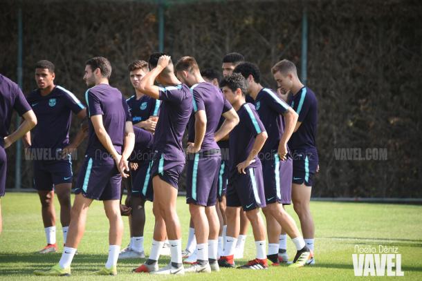 Los jugadores del filial azulgrana en el entrenamiento | Foto de Noelia Déniz, VAVEL