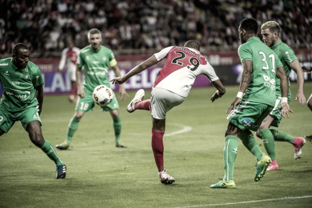 Kylian Mbappé golpeando el balón dentro del área | Foto: Web oficial AS Mónaco