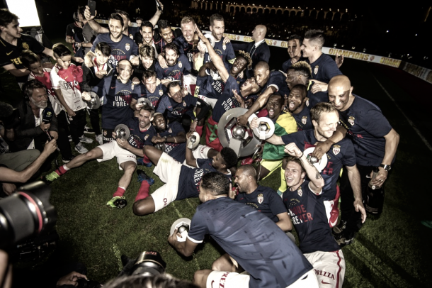 Los jugadores del AS Mónaco con el título liguero tras proclamarse campeones | Foto: web oficial AS Mónaco