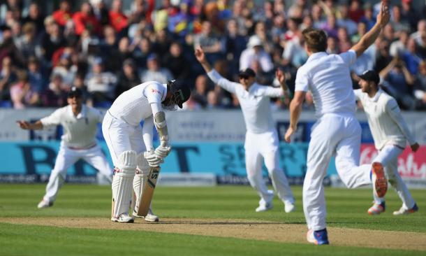 Woakes removes Siriwadarna as part of his 3 wickets | Photo: Guardian