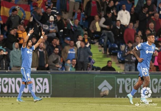 Ángel Rodríguez junto a su asistente Kenedy en uno de los dos goles que anotó el delantero canario ante el Leganés en el partido de ida | Fuente: La Liga