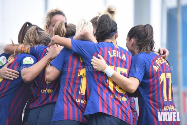Las jugadoras del Barça Fem. celebrando un gol ante el Espanyol | Foto: Noelia Déniz (Vavel)