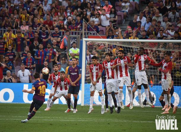Leo Messi lanzando una de sus especialidades en el empate contra el Athletic en el Camp Nou. Foto: Noelia Déniz, VAVEL.com
