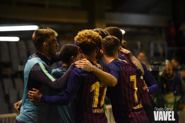 Los jugadores del Barça B celebrando el gol de Araújo ante el Valencia Mestalla | Foto: Noelia Déniz (VAVEL)