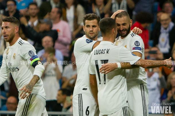 Benzema celebra el gol junto a sus compañeros | Foto: Daniel Nieto (VAVEL)
