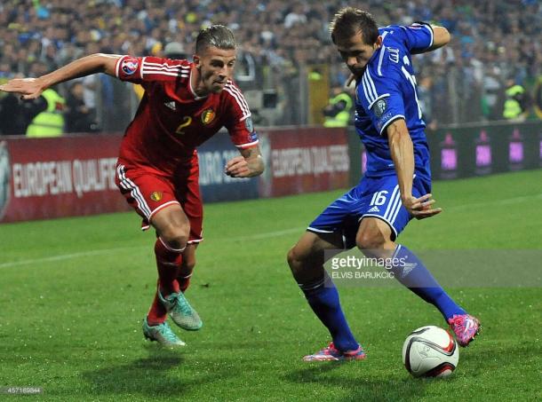 Alderweireld y Lulic disputan un balón durante el Bélgica - Bosnia | Foto: Getty Images