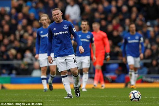 Wayne Rooney se lamenta tras un amargo comienzo de temporada | Foto: Reuters.
