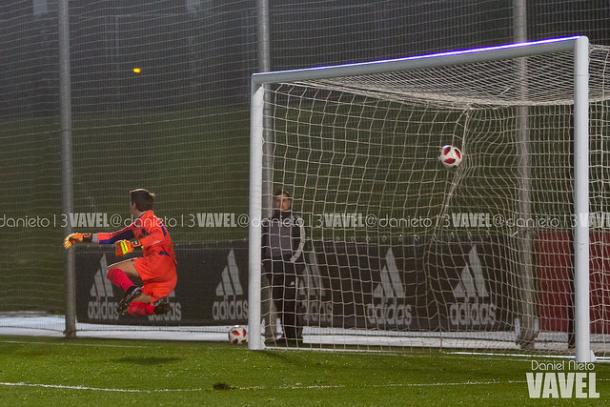 Ahí puso la pelota el delantero blanco | Foto: (Daniel Nieto VAVEL)