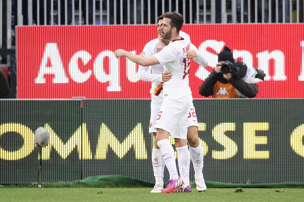 Pjanic congratulates Paredes after his goal against Cagliari in the 2014/15 season | Photo: Enrico Locci/Getty Images